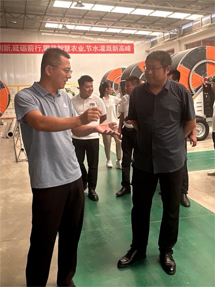 六月二十七日，臨沂市郯城縣農(nóng)業(yè)農(nóng)村局副局長呂杰，帶領(lǐng)局機關(guān)高標(biāo)準(zhǔn)農(nóng)田建設(shè)負(fù)責(zé)人及施工標(biāo)段經(jīng)理，來浩坤潤土進行考查